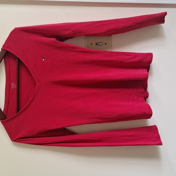 3/$20 Tommy Hilfiger 100% Cotton Deep Red V-Neck Long Sleeve Tee Size Small - Picture 7 of 7